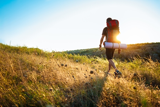 young handsome man with backpack traveling canyon sunset kopie